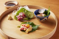 純国産すっぽんの刺身盛り合わせ。海外からの輸入すっぽんの養殖は一切せず、厳選された雄と雌を繁殖させて、より良い卵を採取し孵化させた純国産すっぽんを使用。クサみがなく、やわらかな肉質をぜひ賞味あれ。