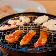 ふぐの本場・下関から直送された、新鮮な虎ふぐの『焼きふぐ』。熟練の職人が厳選した極上ふぐの旨みと鮮度をシンプルに食す逸品。辛味噌、ねぎ塩、にんにくと、味付けの異なる6種の上身の食べ比べを楽しめます。