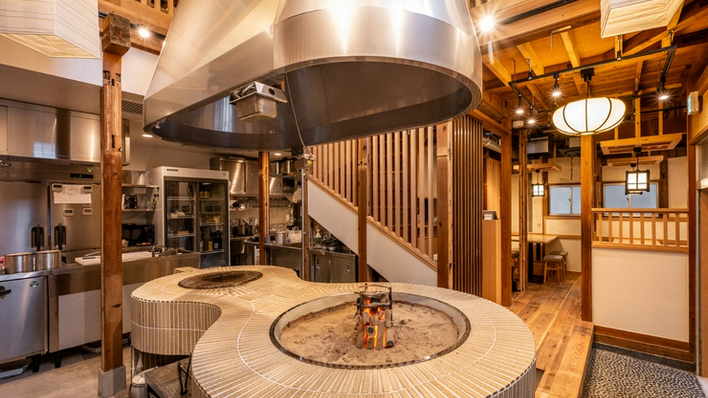 皆の期待感を高める、ひょうたん型の囲炉裏を使った炭火焼き