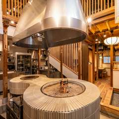 皆の期待感を高める、ひょうたん型の囲炉裏を使った炭火焼き