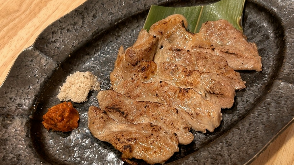 炭火でじっくり焼き上げることで、肉本来の旨みが凝縮された『神威豚肩ロース』