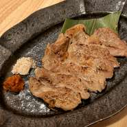 北海道産の四元豚「神威豚肩ロース」には臭みがなく、繊細で柔らかな肉質。黒豚血統を含む4種を掛け合わせた特別な豚肉です。脂身は融点が低く、とろけるような舌触りを楽しめます。