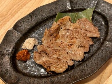 炭火でじっくり焼き上げることで、肉本来の旨みが凝縮された『神威豚肩ロース』