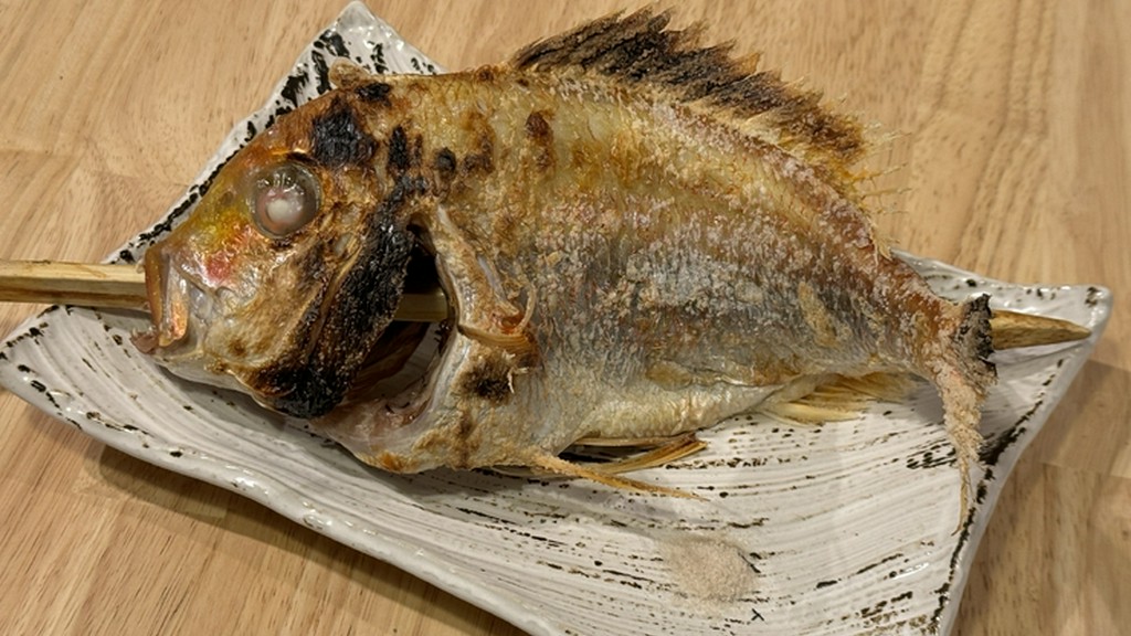 炉端ならではの技法「原始焼き」により、鮮魚の良さを引き出している『本日の鮮魚』