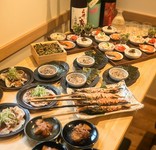 季節の食材を使用した飲み放題付きコース！
当店名物、原始焼きの海老！
おひとり様1本楽しんでください！
