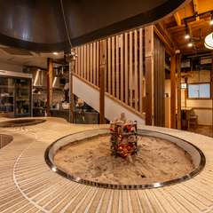 料理は単なる食事ではなく、シーンに合わせた特別な脇役