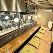 カウンター席では、目の前で料理が出来上がっていく様子を眺めながら、ゆるりと美酒佳肴に酔いしれられます。デートや会食にも最適です。
