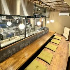 カウンター席でゆっくりと、食事を楽しむ大人の時間