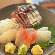 浜松市西部に位置する浜名湖や遠州灘で水揚げされる魚介を中心に、野菜、肉も地元産にこだわり。
お刺身や囲炉裏を用いての炉端焼きに。