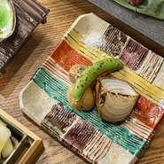 素材の味がしっかり引き出される炉端焼き。
地元で採れた旬野菜をご賞味ください。