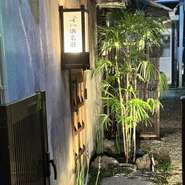 店内は、古民家を改装した温かみのある和風の内装で、落ち着いた雰囲気の中で食事を楽しめます。ぜひ心温まるひとときをお楽しみください。