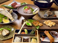 刺身4種
ひとくちキャビア
前菜と肴
6種盛り合わせ
土鍋ごはん
うなぎ蒲焼き
うなぎ白焼き
炉端焼き野菜2種
原始焼き鮮魚1種
原始焼き峯野牛
蒸し牡蠣
季節の春巻き
柚子シャーベット