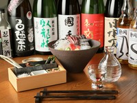 浜松市西部に位置する浜名湖は汽水湖として有名。
うなぎ、しらすを筆頭に
魚介類800種以上の多様な生物が生息していると言われており、海鮮資源が豊富。
恵まれた自然環境で育まれた食材とお酒で贅沢なひと時を。