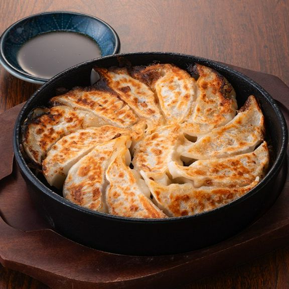 ＜名物＞熱々ジューシーな鉄なべ餃子