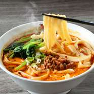 人気メニューの一つが、『刀削麺』です。削り取るように切り出した麺とスープが絶妙に絡み、豊かな風味を引き出しています。シャキシャキの野菜とジューシーな肉がスパイスと調和する炒め物にも定評あり。