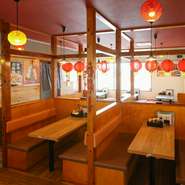 明るい日差しが差し込む、広々としたフロア、総席数は108席を誇ります。大人数での貸切が相談できるので、グループでのイベントやパーティーも開催可能。心地よい空間で、楽しいひと時が過ごせます。