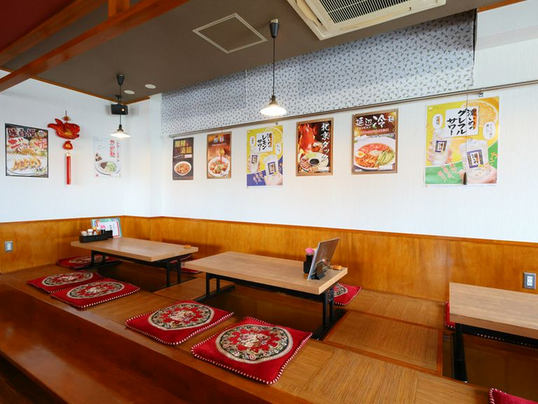 多彩な料理を囲み笑顔の連鎖が広がる、家族団らんに