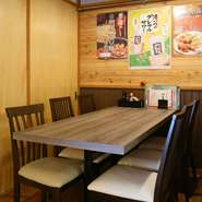 6～10名ほどで利用できる個室を完備しています。周りを気にせず過ごせるので、お喋りに華が咲く女子会や友人との食事会にぴったりです。豊富なメニューから選りすぐりの料理を楽しむ、幸せな食体験を共有できます。