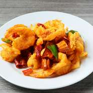 大きめの海老を贅沢に使用し、ピリッとしたチリソースで仕上げています。シャキシャキの野菜と豊かなスパイスのコンビネーションが抜群。エスニックな風味が広がります。