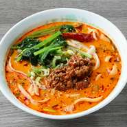 香り高い胡麻ペーストとピリッとした唐辛子のスープが麺に絡まった刀削麺は、深いコクとピリ辛のバランスが絶妙です。シャキシャキの青菜や挽肉がトッピングされ、食感と風味にアクセントを加えています。