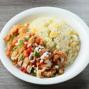 ジューシーな鶏肉に香ばしいソースが絡み、炒飯の香ばしさと相まって深い味わいを楽しめます。シャキシャキの野菜と卵のコクが加わり、食べ応えも抜群。食事の席を華やかに彩る一品です。