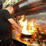 安心感と満足感を提供したいと、温かで心地よい空間をつくり出しています。スタッフ一人一人が細やかで丁寧な接客を心がけているそう。その結果、リピーターに愛される店となっています。