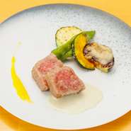 地元の食材をメインとしたコースに加えて、食や酒を彩る器もまた、四国に縁がある作家たちを中心にセレクト。目で、舌で、感触で、さまざまな視点から【瀬to菜】ならではのおもてなしを堪能ですます。