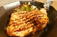 「赤松牧場」のモッツァレラと、小豆島の放牧豚の生ハムと、坂出の燻製オリーブ（種あり）を楽しむ、前菜メニューです。