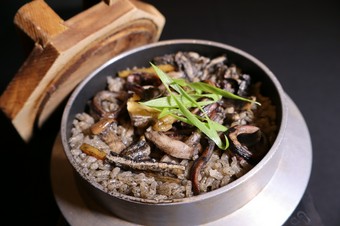 イカとチーズのイカ墨釜飯