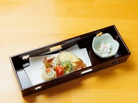 ある日のメイン料理の一例。写真は、オリーブ牛のトモサンカクに、夏野菜とマンゴーのソースを掛け合わせた逸品です。