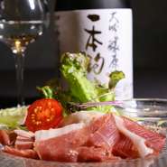 四国の日本酒を中心にお料理に合わせてペアリングを
楽しめるお店です。
その日の食材やお酒でその日だけのペアリングも
楽しむことが出来ます。