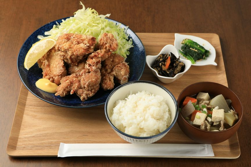 ニンニクが効いたサクサクのおいしさ『唐揚げ定食』
