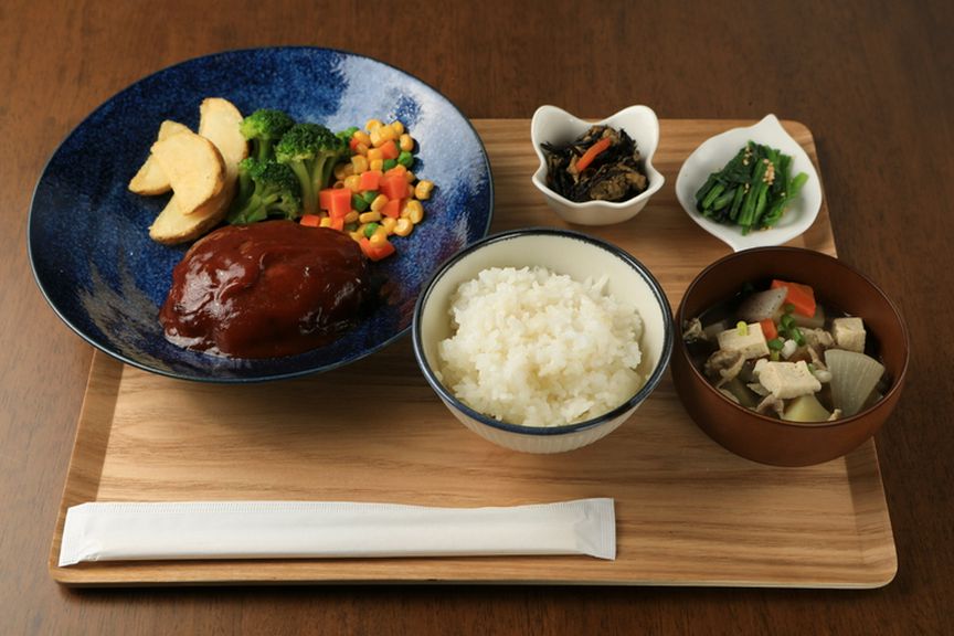 隠し味が決め手!一口で広がる肉汁の旨み『ハンバーグ定食』