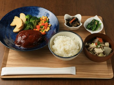 隠し味が決め手！一口で広がる肉汁の旨み『ハンバーグ定食』