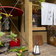 鹿児島の繁華街・天文館近くにありつつ、薩摩の歴史と文化が薫る照国町に佇み、本格和食をゆっくり楽しみたいときにピッタリ。照国神社など鹿児島市の名所にも近く、旅行時のグルメスポットとしても素敵です。