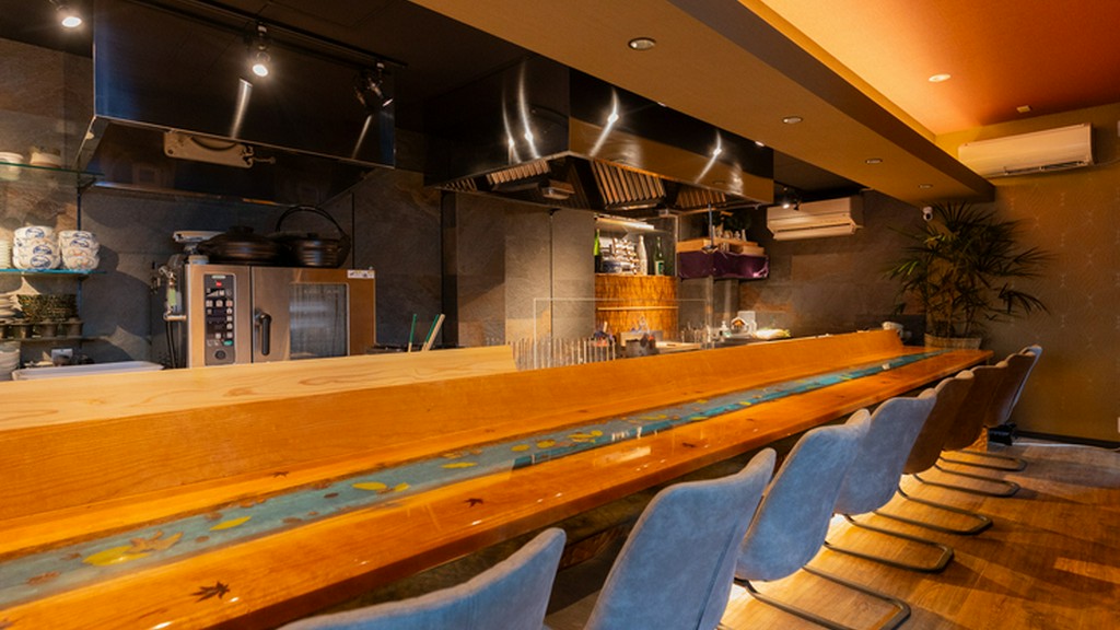 川を模した造作カウンターなど、情緒ある和モダン空間で憩える