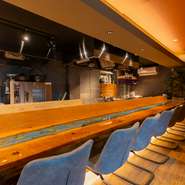 カウンター席と完全個室があり、プライベート＆ビジネスの幅広いシーンに対応。6mもの無垢カウンターには山野の自然素材が川に浮く情景を模した意匠が施され、心和む空間で特別な食体験にひたれます。