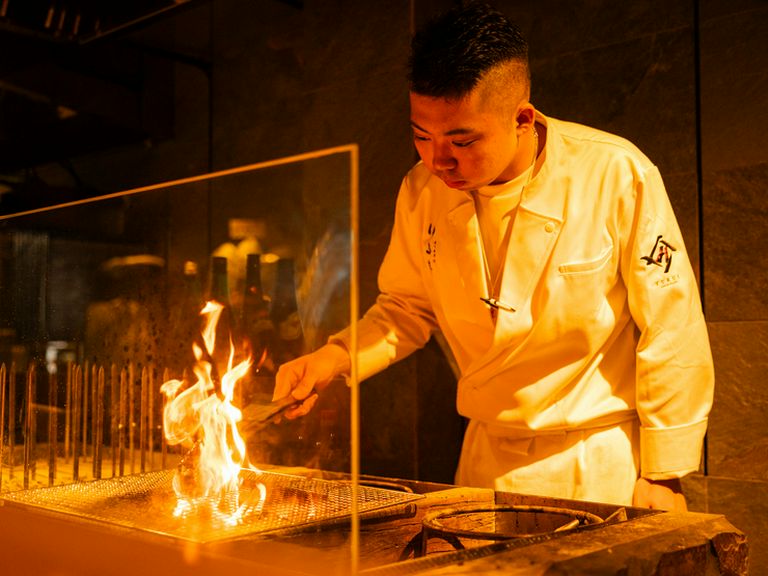 ひとり客も歓迎!炙りの炎を間近にドラマチックな美味を堪能