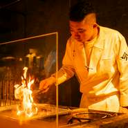 鹿児島中心部でコース料理をひとりで楽しめる貴重な店。カウンター席からは独自の造作焼台を眺められ、香りや炎など調理のダイナミズムを感じながら、多彩な美味を味わえます。堅苦しくない雰囲気も魅力です。