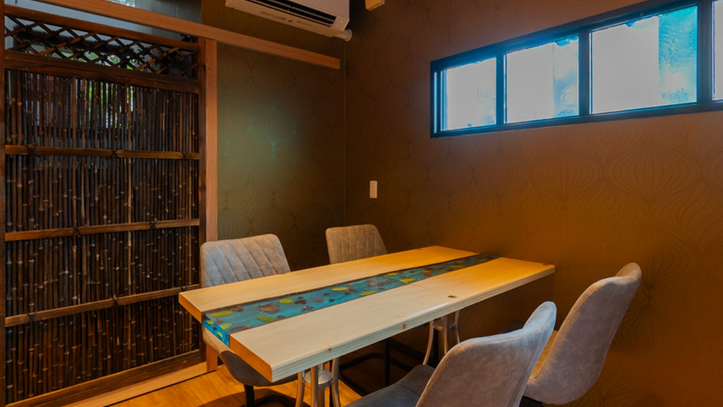 照国町の隠れ家的空間に、さらに隠れ家感が高い個室を設え