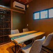 3～5名様向けの完全個室が2部屋あり、プライベート＆ビジネスの幅広いシーンに対応。落ち着いた雰囲気で、とくに接待や会食、家族や友人との食事会に重宝します。人気が高いので、早めの予約がオススメ！