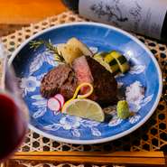 創業以来、ビジネスシーンでも人気上昇中。地元の上質食材で彩る料理、地酒や焼酎が充実し、県外のゲストを招く場としても頼りになります。“劇場型”カウンター席、広い完全個室の2種の空間が揃うのも何かと重宝。