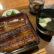 鹿児島県の大隅産。うなぎ特有の臭みを最低限に抑え、当店ならではの炭火と自家製の甘いタレ、桜のチップで香り豊かに焼き上げた至極の逸品です。
角煮3つとうなぎ⒈5尾が乗った西郷丼もオススメ！