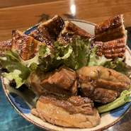 うなぎ1.5尾と角煮3つ入ったボリュームのある丼になっております
お新香とお吸い物もつきます