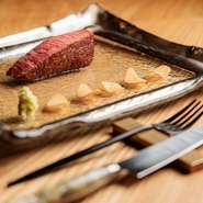 目の前で繰り広げられるシェフの技術が、料理の魅力を一層引き立て、食事の時間に驚きと感動をもたらします。大切な人との時間を、より深く刻みたいと願う方に最適な選択肢。