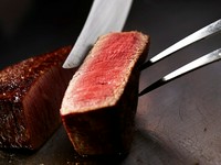 ステーキなど多彩なメニューをきらびやかな空間の中で楽しめます。