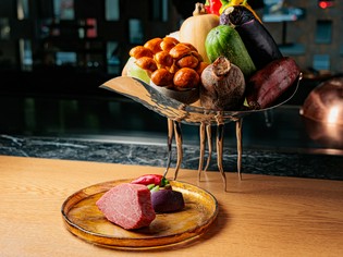 肉と野菜との味わいが一体となる『黒毛和牛ステーキと焼き野菜』