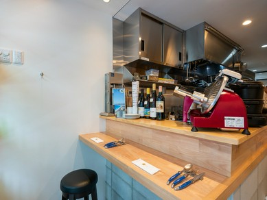 白を基調に、温もりとオシャレさを感じられるモダンな店内