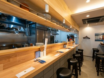 選りすぐりのワインを飲みながら、リラックスタイムを過ごすバル