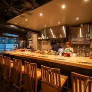 広々としたカウンター席